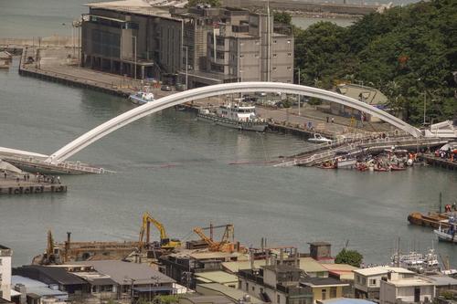 台湾大桥崩塌现场经过详细了解事故致10人受伤送医 4人死亡 2人失联