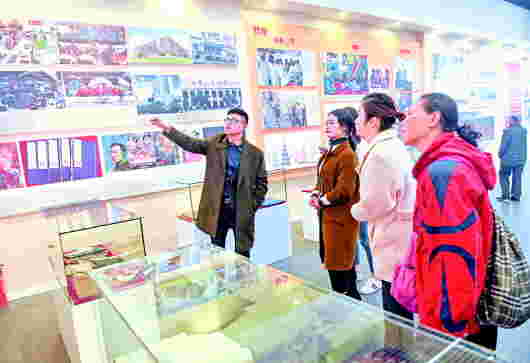 贵州省庆祝改革开放四十周年大型展览观者如云