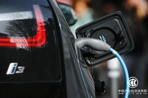 资料图：一辆电动汽车正在充电(图片来源：路透社)