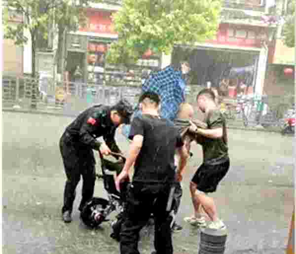 镇远：警民一家亲 雨中扶老人