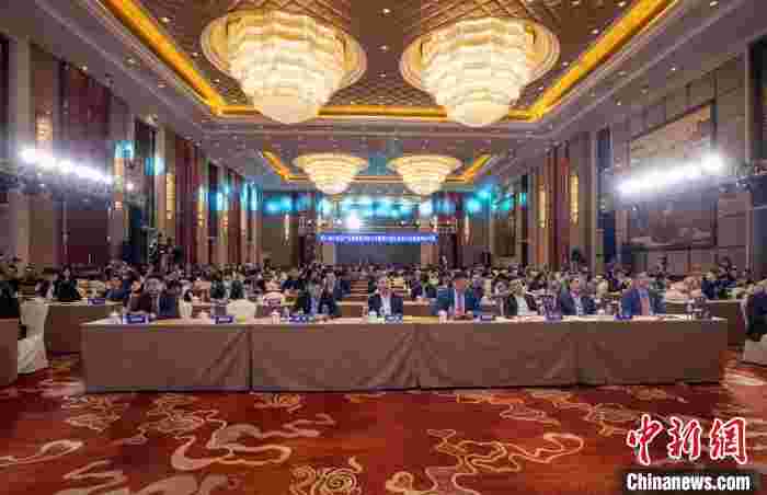 洞察中国美妆行业发展趋势:线上线下融合 品牌效应集聚