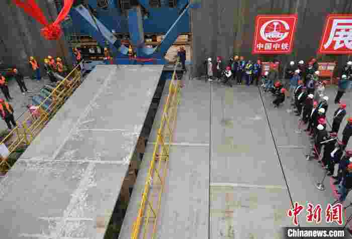 引江济淮工程淠河总干渠渡槽主跨顺利合龙