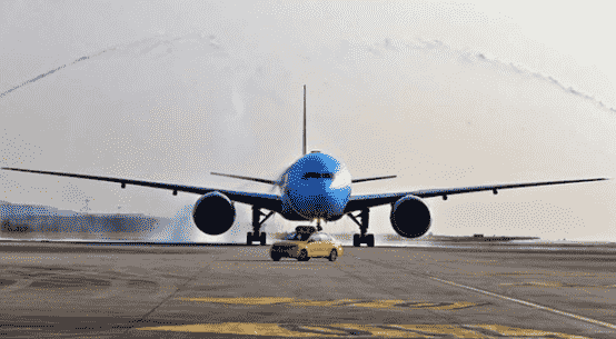 东航“进博号”主题彩绘飞机上海——重庆首航成功