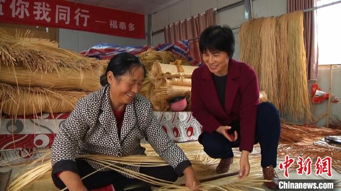 安徽潜山:非遗进车间 舒席编制脱贫梦