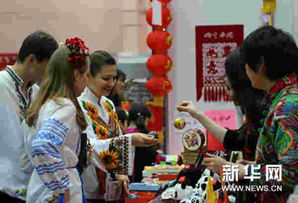罗马尼亚圣诞义卖多元文化完美融合 中国展台深受欢迎
