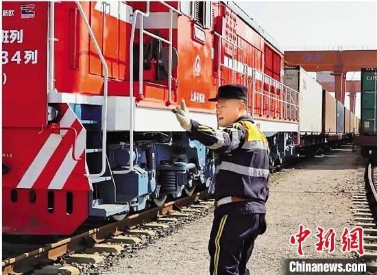 义乌中欧班列护航者:每天弯腰上千次 守护列车安全启航