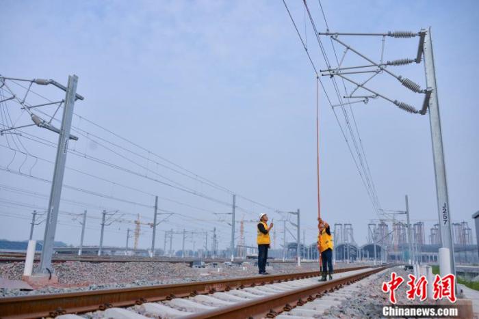 中国特大型铁路枢纽工程郑州南站城际场接触网送电成功