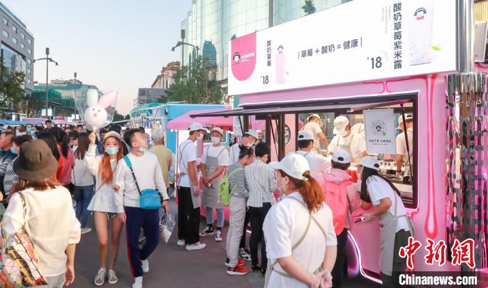 近10万件“潮玩”亮相王府井超级街区