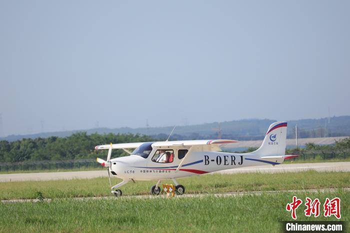 中国国产“领雁”AG50轻型运动飞机成功首飞