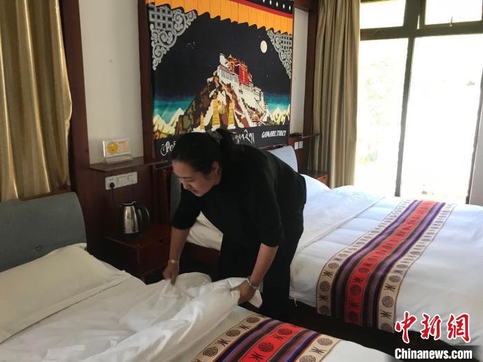 办民宿做电商 藏族大姐小康路上劲头足