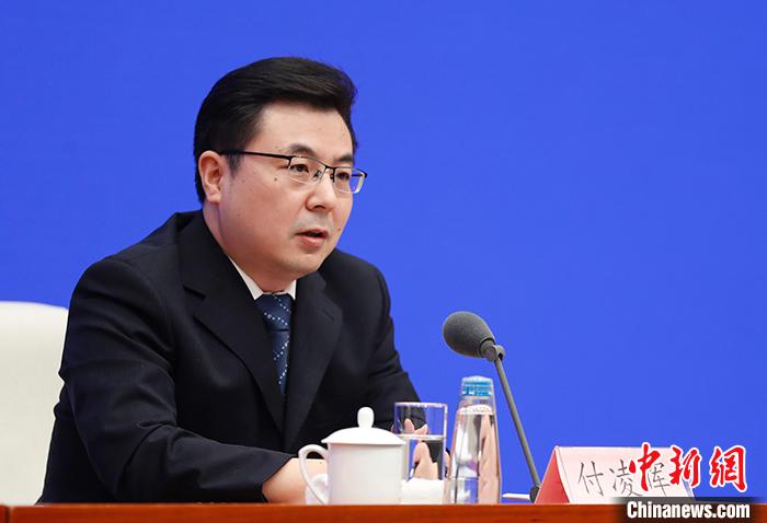 7月份中国城镇调查失业率持平 农民工就业整体改善