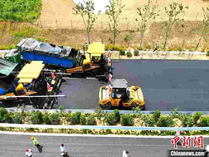 江苏高速公路工地上的“超级大脑”：北斗＋大数据