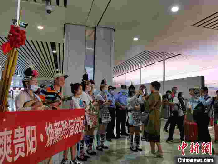 贵州迎来避暑旅游热 多个跨省旅游团畅游贵州