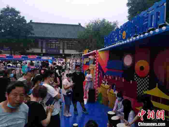 疫情防控持续向好 天津景区、夜市人潮逐渐回流
