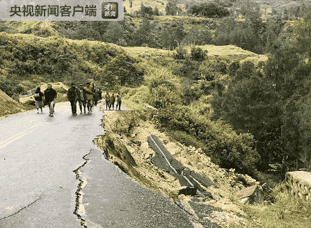 中国工程队打通巴新震区救灾生命线 约5000民众脱困