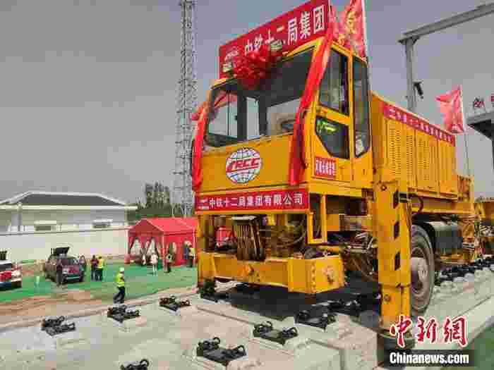 京雄城际铁路（河北段）开始铺轨 建设进入最后冲刺
