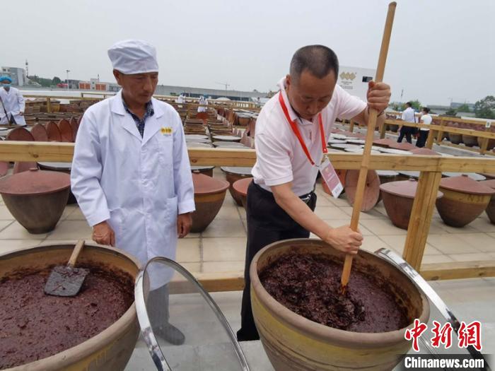 郫县豆瓣技改项目竣工 机器人打包装箱豆瓣呈现工业美感
