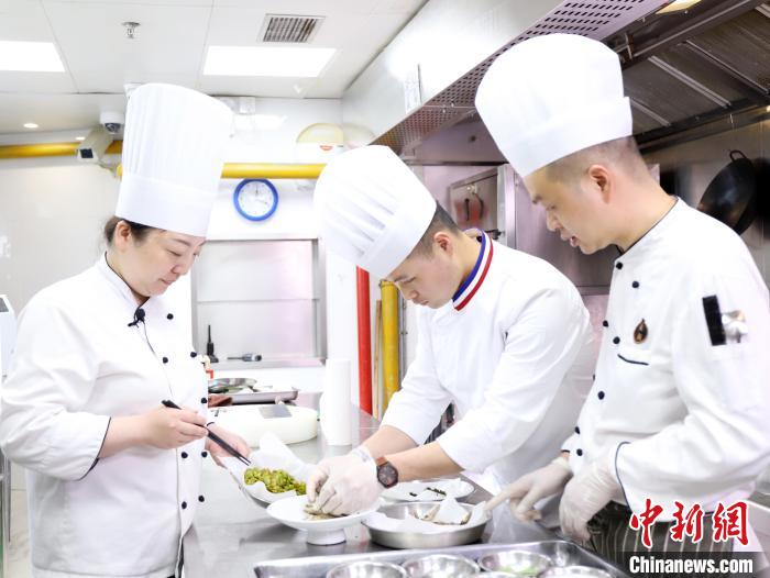 武汉名厨助推湖北特色食材“融入”上海非遗名吃