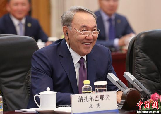 哈萨克斯坦总统纳扎尔巴耶夫在江布尔州阅兵