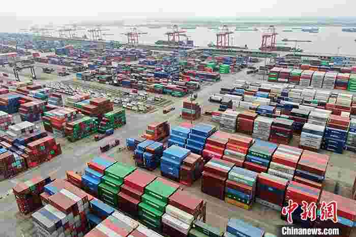 4月中国出口增速由负转正 贸易顺差增加2.6倍
