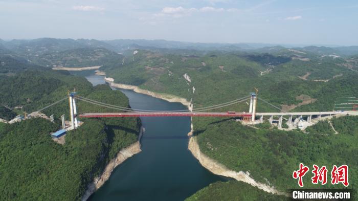 贵州飞龙湖乌江大桥合龙 主桥钢梁施工工艺系国内首例