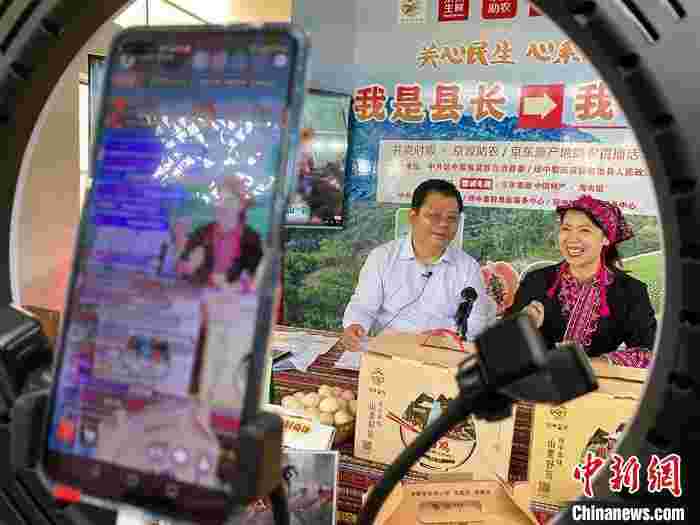海南琼中县长化身“主播” 联袂琼中女足为农产品“带货”