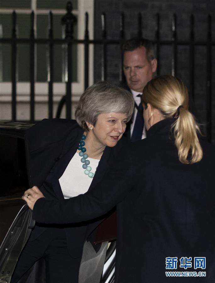 英国首相推迟在议会就“脱欧”协议进行表决